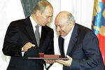 Президент России Владимир Путин вручает премию президента Российской Федерации писателю-сатирику Михаилу Жванецкому, 2002 год
