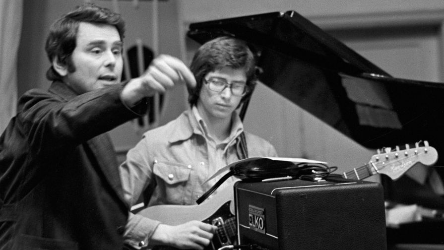 Музыкальный руководитель вокально-инструментального ансамбля &laquo;Пламя&raquo; Сергей Березин во время репетиции, 1977 год