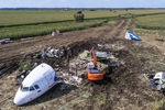 Работы по подготовке вывоза самолета Airbus A321 с места аварийной посадки в кукурузном поле в районе деревни Рыбаки Раменского района