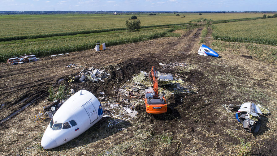 Работы по&nbsp;подготовке вывоза самолета Airbus A321 с&nbsp;места аварийной посадки в&nbsp;кукурузном поле в&nbsp;районе деревни Рыбаки Раменского района