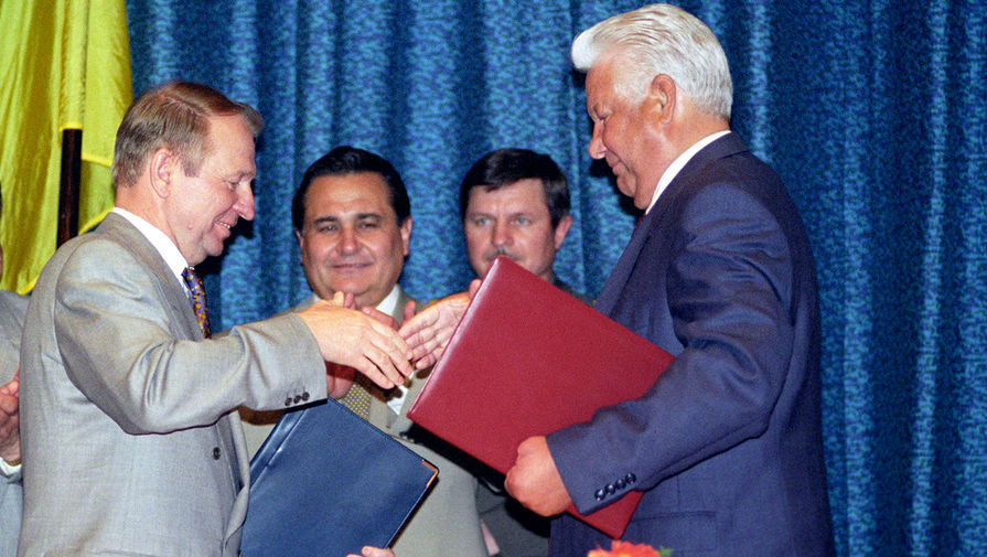 Президент России Борис Ельцин и президент Украины Леонид Кучма во время официальной встречи, 9 июня 1995 года