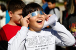 Мальчик наблюдает через специальные солнцезащитные очки частичное солнечное затмение в Кайсери, Турция, 25 ноября 2022 года
