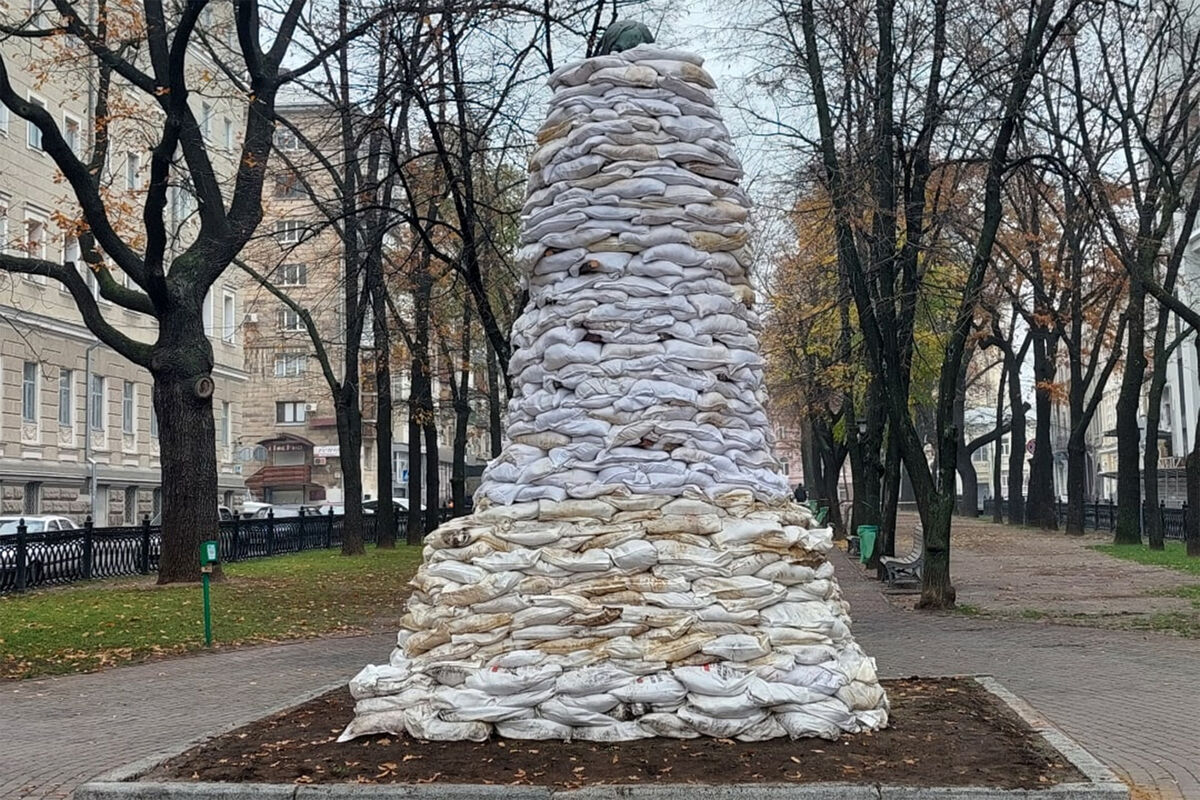 Памятник Гоголю в Харькове спрятали за мешками с песком - Газета.Ru |  Новости