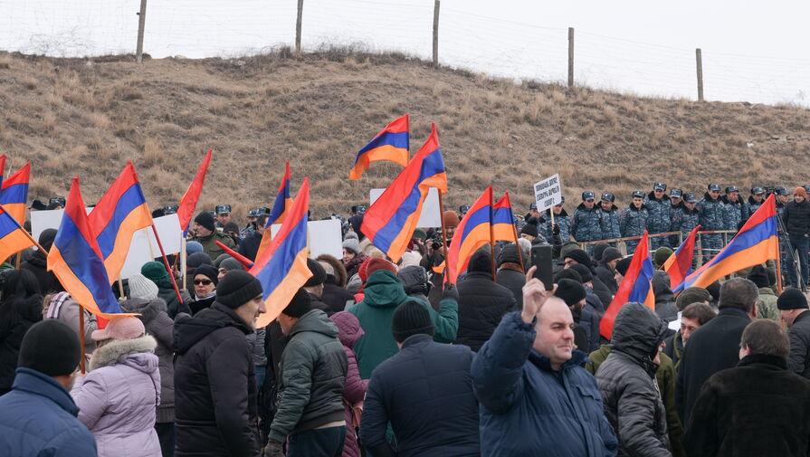 Радикалы провели акцию протеста у российской военной базы в Гюмри