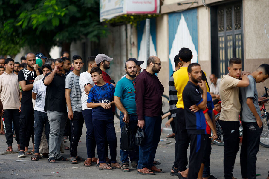 Палестинцы стоят в очереди, чтобы купить хлеб в пекарне. Хан-Юнис на юге сектора Газа, 22 октября 2023 года 