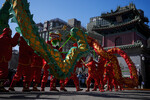 Праздничные выступления в храме Дунъюэ в первый день китайского лунного Нового года в Пекине, суббота, 10 февраля 2024 года
