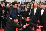 Джеки Чан, Лю Фэнчао и Ван Вэньцзе представляют фильм «Молчание Лорны» на 61-м Каннском кинофестивале, 2008 год