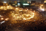 11 февраля. Собравшиеся на площади Тахрир люди празднуют победу после сообщения об отставке президента Египта Хосни Мубарака, правившего страной более 30 лет.