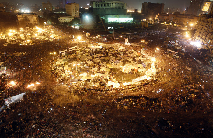11&nbsp;февраля. Собравшиеся на&nbsp;площади Тахрир люди празднуют победу после сообщения об отставке президента Египта Хосни Мубарака, правившего страной более 30&nbsp;лет.