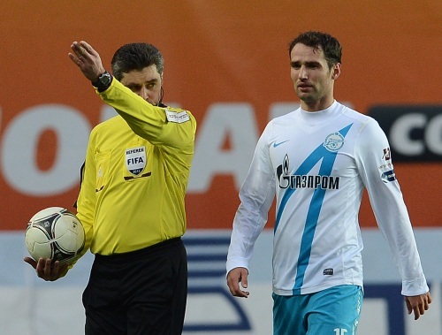 Роман Широков недоволен тем, что Алексей Николаев уводит с поля команды