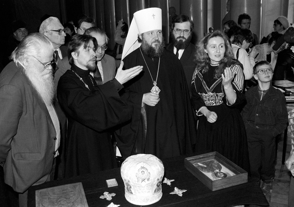 Митрополит Смоленский и Калининградский Кирилл (в миру Владимир Михайлович Гундяев) посетил МГУ и отслужил молебен в честь святой великомученицы Татьяны, также митрополит Кирилл ознакомился с образцами церковной утвари, изготовленной в школе творчества молодежного движения при МГУ