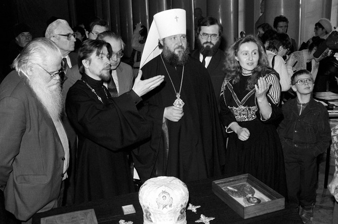 Митрополит Смоленский и Калининградский Кирилл (в миру Владимир Михайлович Гундяев) посетил МГУ и отслужил молебен в честь святой великомученицы Татьяны, также митрополит Кирилл ознакомился с образцами церковной утвари, изготовленной в школе творчества молодежного движения при МГУ