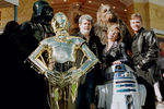 Джордж Лукас с персонажами из фильма «Звездные войны»