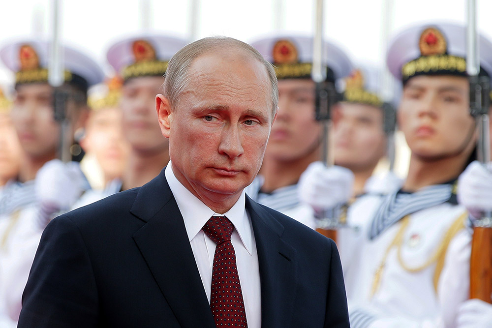 Владимир Путин во время церемонии официальной встречи с председателем КНР в государственной резиденции «Сицзяо»