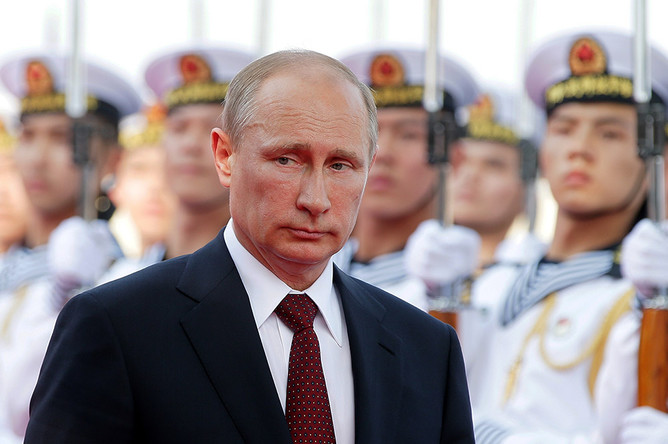 Владимир Путин во время церемонии официальной встречи с председателем КНР в государственной резиденции «Сицзяо»