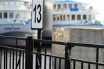 Цветы в память о погибших в результате крушения теплохода «Булгария» в речном порту города Казань