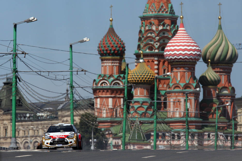 Во время показательных заездов участников Moscow City Racing