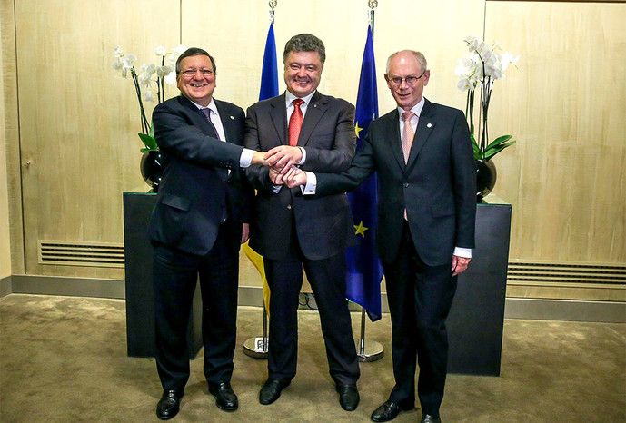Президент Украины Петр Порошенко с&nbsp;председателем Европейской комиссии Жозе Мануэлом Баррозу и председателем Европейского совета Херманом ван Ромпеем 