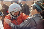 Юрий Гагарин на космодроме Байконур перед стартом, 12 апреля 1961 года