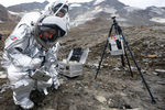 В условиях ледника участники экспедиции проводят необходимые научные эксперименты
