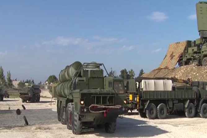 Прибытие российского зенитного ракетного комплекса С-400 на авиабазу Хмеймим.