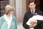 Принцесса Диана и принц Чарльз покидают роддом с сыном Уильямом, 1982 год