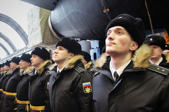 Военнослужащие ВМФ России около первого модернизированного подводного крейсера проекта 955А «Князь Владимир» в эллинге оборонной верфи «Севмаш», 17 ноября 2017 года