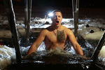 Мужчина во время крещенских купаний на Верх-Исетском пруду прихода храма Успения Пресвятой Богородицы в Екатеринбурге
