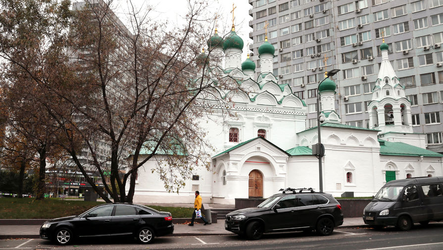 В Москве священник ударил посетителя храма из-за фото иконостаса