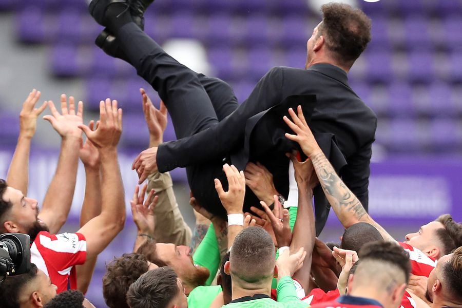 Футболисты «Атлетико» качают Диего Симеоне после титула