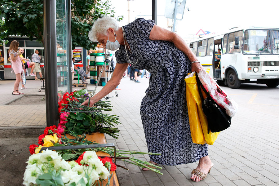 Жители города несут цветы к&nbsp;месту гибели людей в&nbsp;результате взрыва автобуса в&nbsp;Воронеже, 13 августа 2021 года