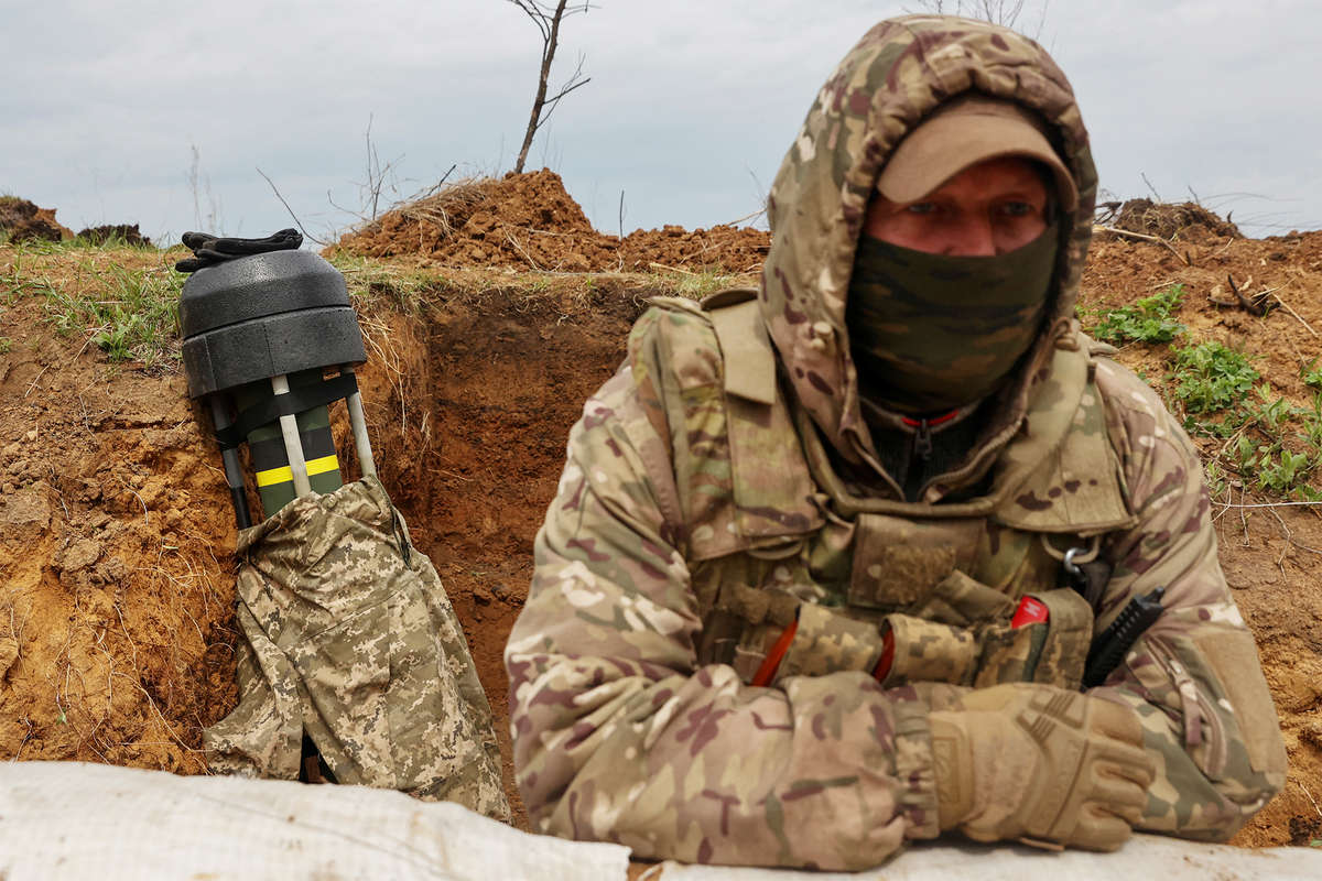 Украинский военнослужащий рядом с противотанковой ракетой Javelin позиции в Донецкой области, Украина, 18 апреля 2022 года