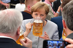 Федеральный канцлер Германии Ангела Меркель с бокалом пива, Мюнхен, 2017 год 