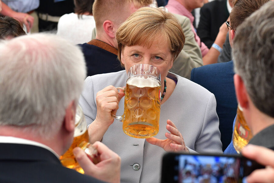 Федеральный канцлер Германии Ангела Меркель с&nbsp;бокалом пива, Мюнхен, 2017&nbsp;год 