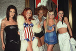Виктория Бекхэм (слева) и группа Spice Girls, 1997 год