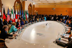 Общий вид круглого стола на расширенном заседании саммита G7 в Таормине, Сицилия, Италия, 27 мая 2017 года