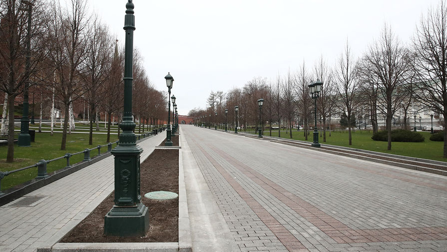 Опустевший Александровский сад в Москве, 30 марта 2020 года