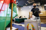 Мужчина во время голосования на избирательном участке в основной день выборов президента Белоруссии, 9 августа 2020 года