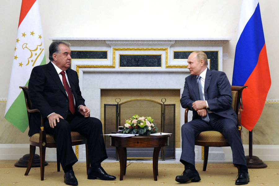Президент Таджикистана Эмомали Рахмон и президент России Владимир Путин во время встречи, 27 декабря 2021 года
