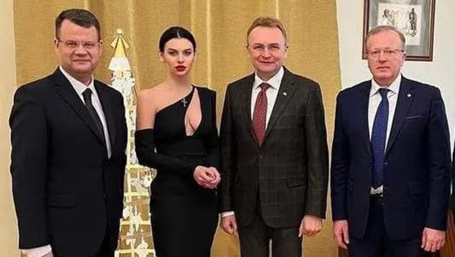 На Украине уволили замминистра после фото помощницы в откровенном платье