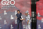 Президент Индонезии Джоко Видодо (справа) и генеральный директор Всемирной торговой организации Нгози Оконджо-Ивеала во время саммита лидеров G20 на Бали, Индонезия, 15 ноября 2022 года