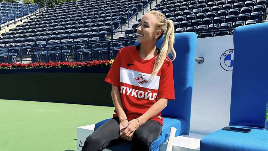 Российская теннисистка Потапова получила выговор за выход на матч в футболке "Спартака"