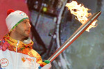 Телеведущий Иван Ургант во время эстафеты Олимпийского огня в Москве, 2013 год