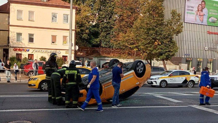 На востоке Москвы такси перевернулось при ДТП