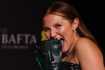 Актриса Мия МакКенна-Брюс (победа в номинации «Восходящая звезда» за роль в фильме «Как заниматься сексом») на 77-й церемонии вручения премии BAFTA, 18 февраля 2024 года
