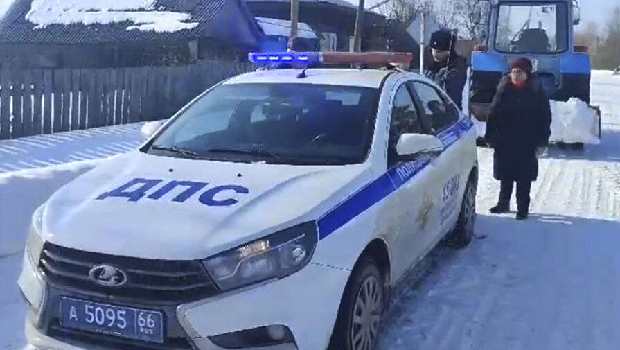 Гаишники поймали тракториста, решившего пьяным почистить снег у жилых домов