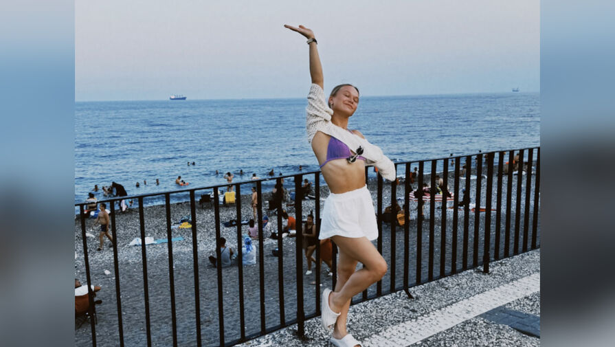 Российская гимнастка выложила фото на берегу моря в сиреневом купальнике