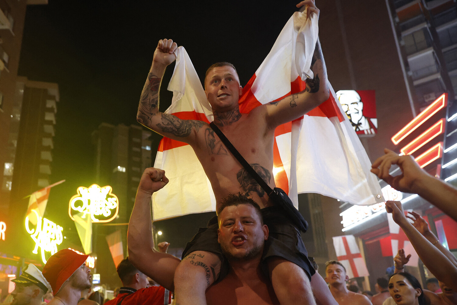 Болельщики радуются победе сборной футбольной команды Англии над сборной Нидерландов. Бенидорм, Испания, 10 июля 2024 года