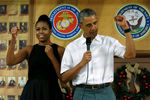 Барак и Мишель Обама на встрече с военнослужащими и их семьями на базе морской пехоты на Гавайях
