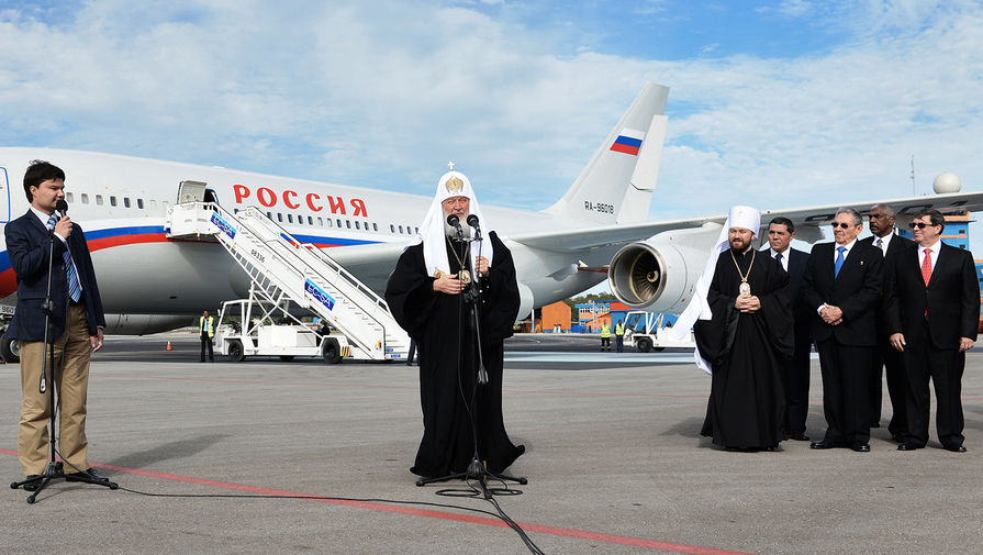 Патриарх Московский и всея Руси Кирилл (в центре) в&nbsp;аэропорту города Гаваны